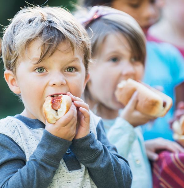Prozesse Kochen - Kinder essen Hot Dogs - VETEC ANLAGENBAU