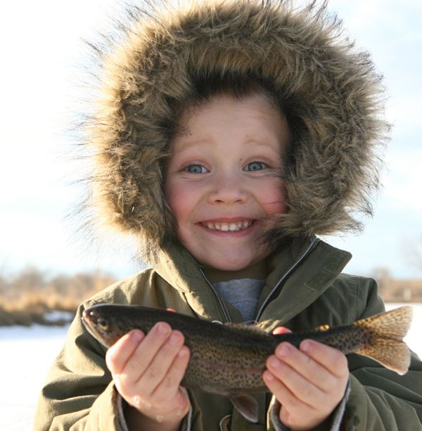 Prozesse Kühlen - Kind hält Fisch - VETEC ANLAGENBAU